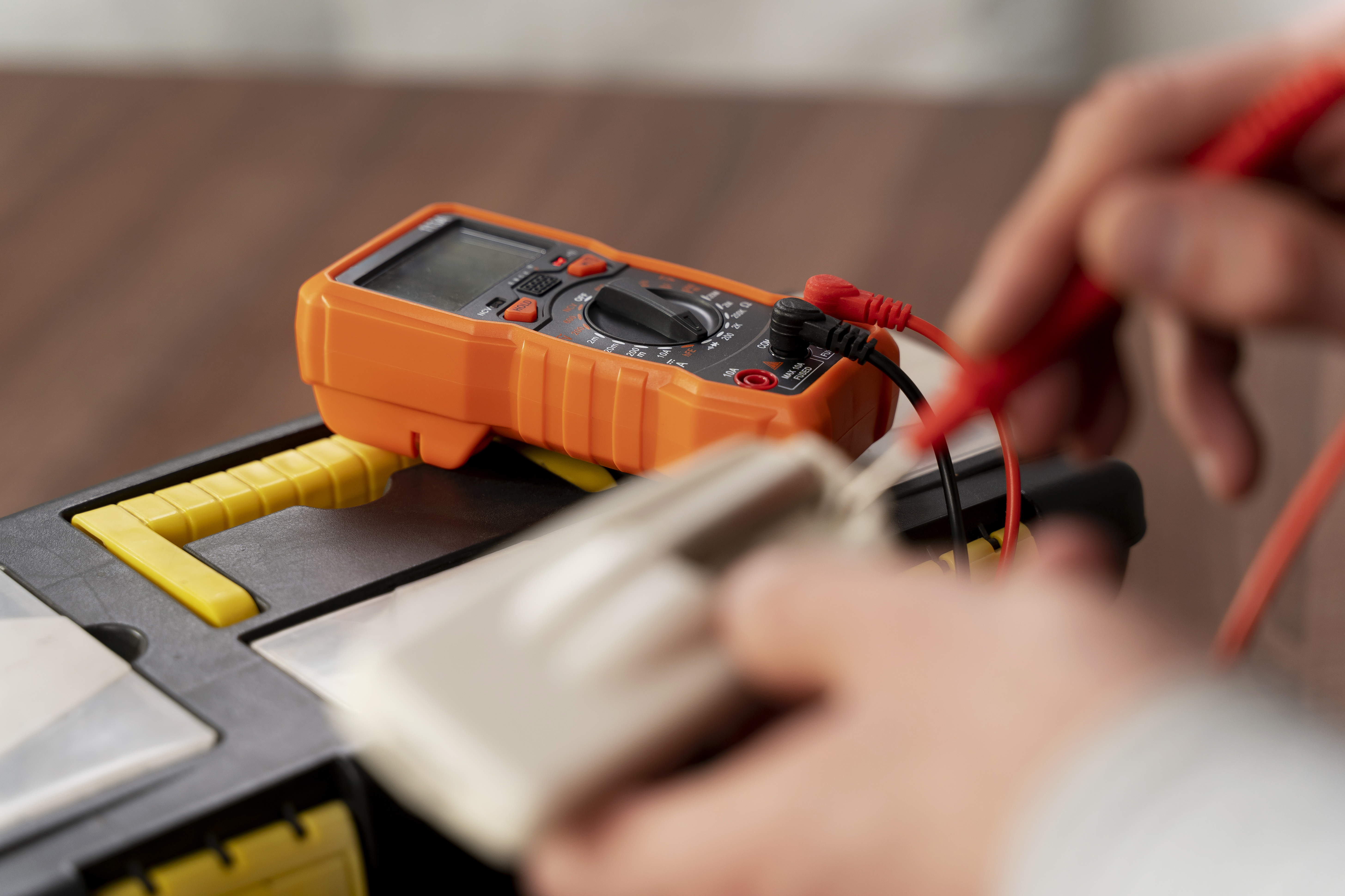 Technicien électricien en intervention Paris